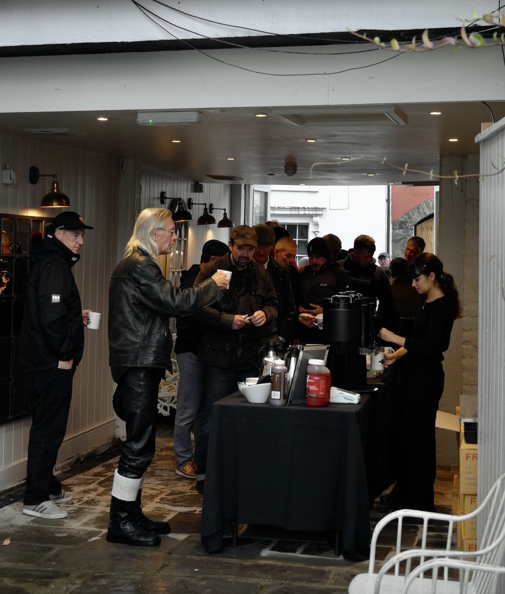 nieuwenhui2's tweet photo. Went to @CowbridgeCarsC today. There was coffee (and a free mug) and...cars. A local car manufacturer was well represented... https://t.co/zZk6vDwav8