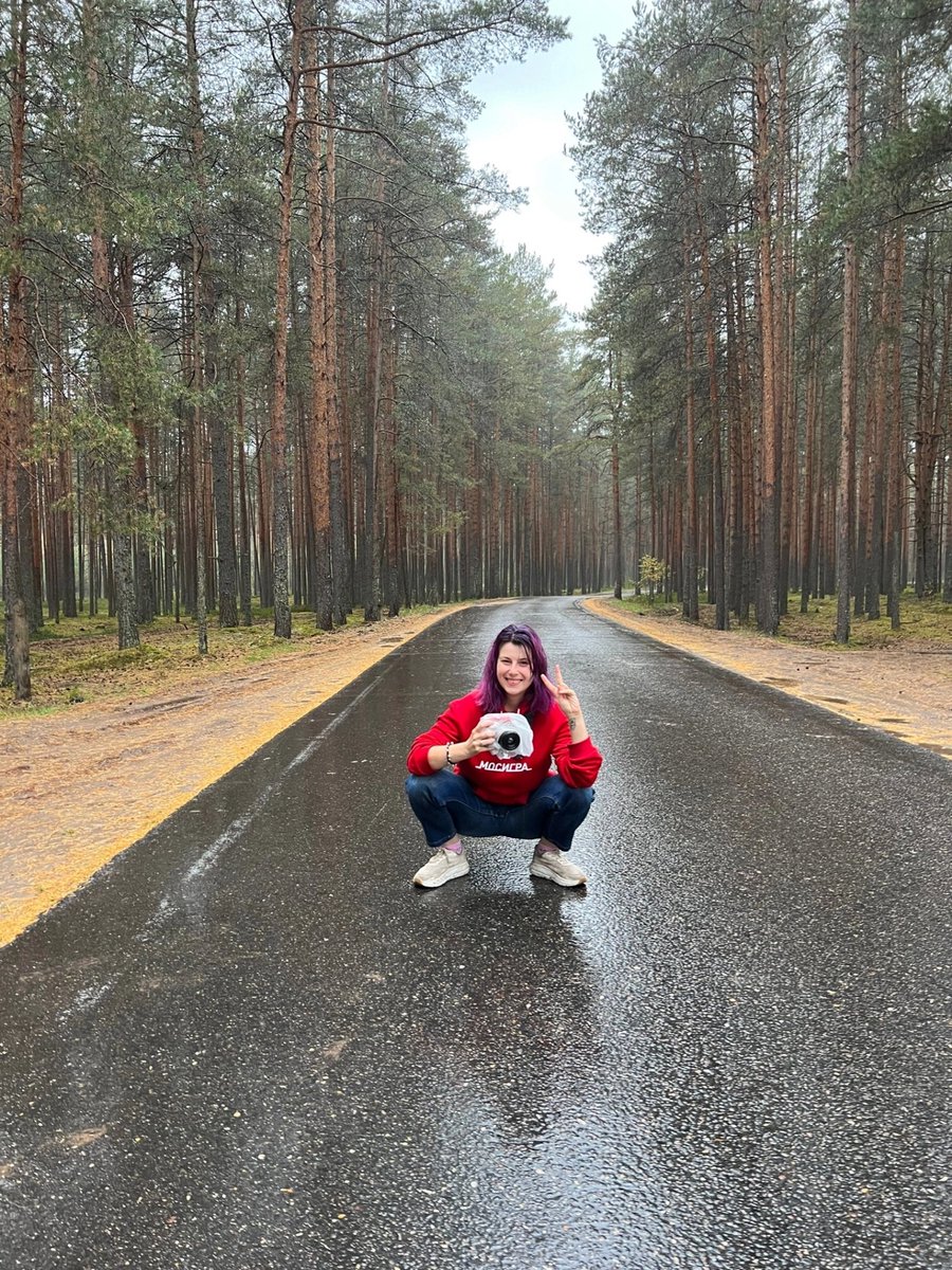 заставить модель ползать во мху
самой ползать во мху
проебать объектос за 60к
в панике под начавшимся дождём вместе с моделью искать его во мху
найти
выдохнуть
понять что он запотел
прикольно запотел
сделать снимки под дождём типа "в тумане"

сделать селфаки🥰

люблю свою работу)