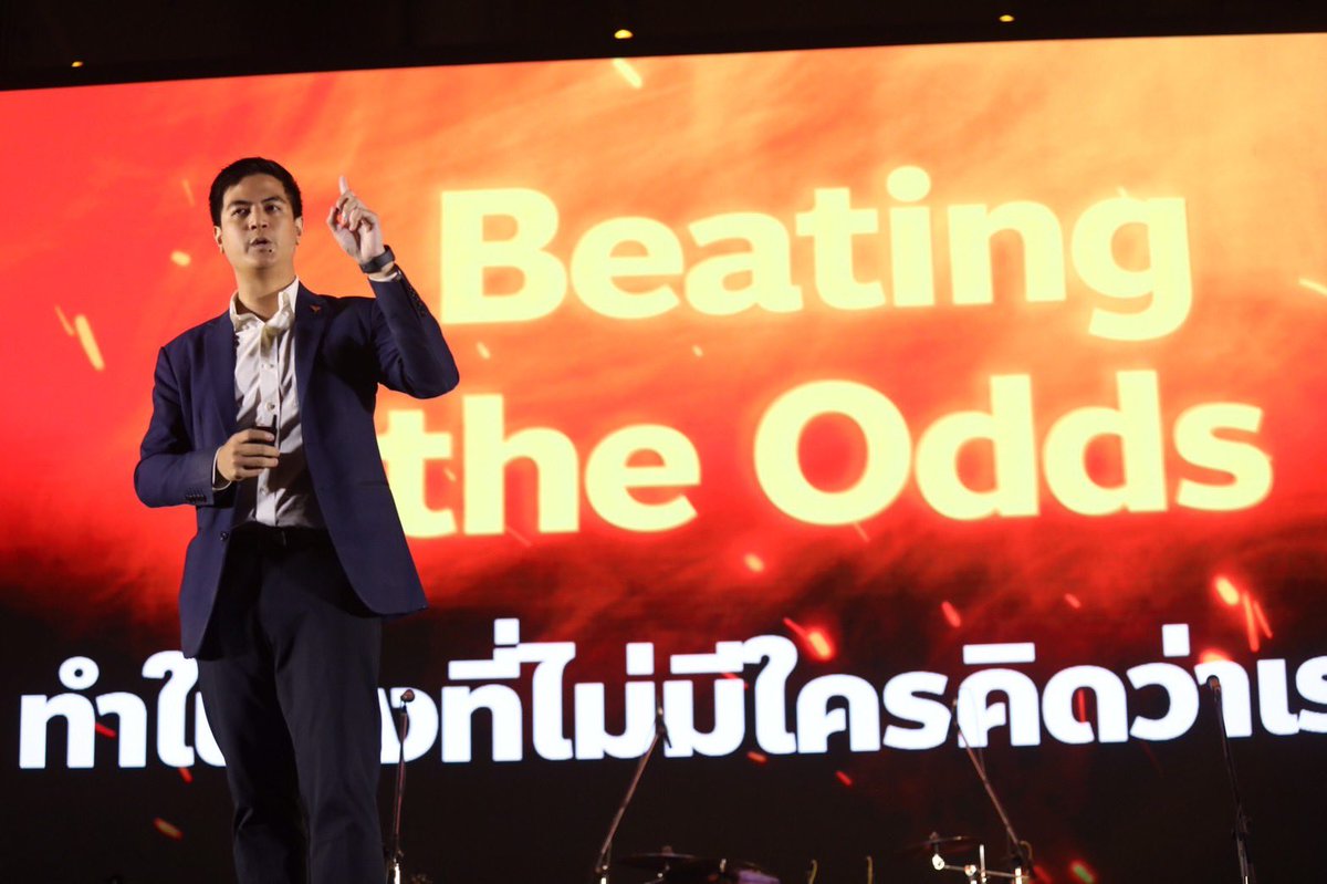 [ 4 ปี แห่งการพิสูจน์ว่าเป็นฝ่ายค้านก็เปลี่ยนประเทศได้ ]
.
วันนี้ ผมได้มีโอกาสเป็นตัวแทนพรรคในการนำเสนอแผนการทำงานในสภาฯ กับเจ้าของพรรค (สมาชิกพรรค) ที่มีรวมกันกว่า 7 หมื่นคนทั่วประเทศ
.
หากจะสรุปเรื่องราวของพรรคก้าวไกลตลอดเกือบ 4 ปีที่ผ่านมา ใน 1 ประโยค มันคือเรื่องของการ