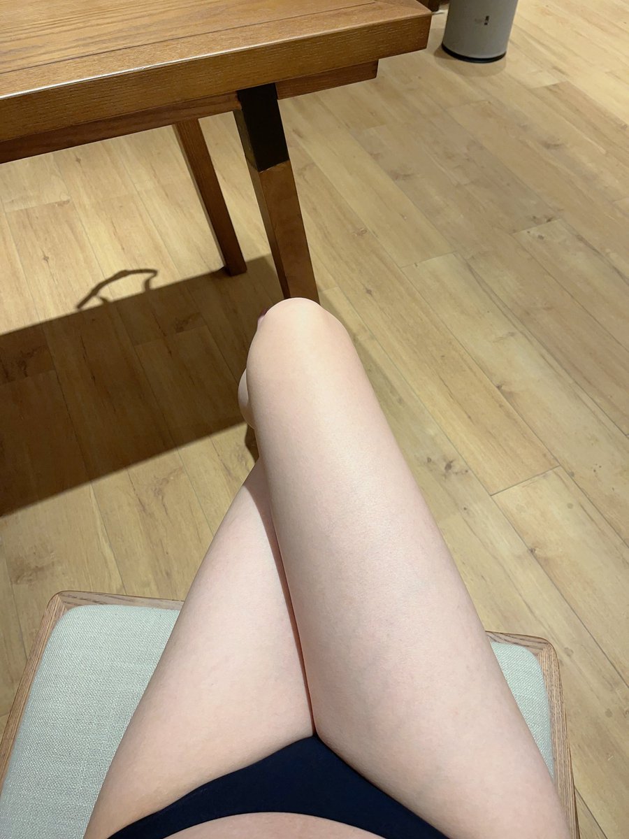 我腿真白 自己都忍不住亲一口
不过今晚的小哥哥也很白 哈哈 https://t.co/mZyj7fAo37