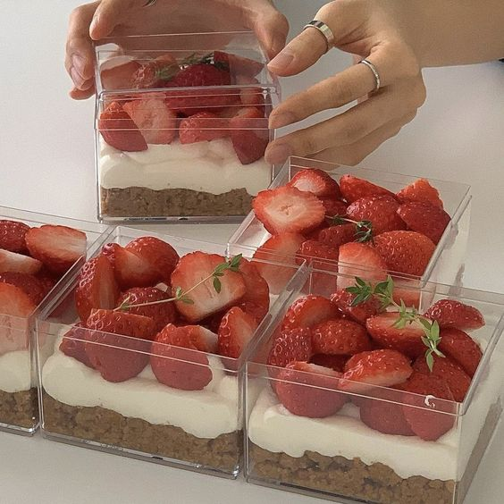 daily_dolce's tweet photo. Mini strawberry cakes https://t.co/M0XzraCSNW