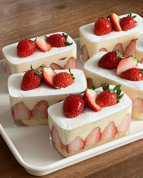 daily_dolce's tweet photo. Mini strawberry cakes https://t.co/M0XzraCSNW
