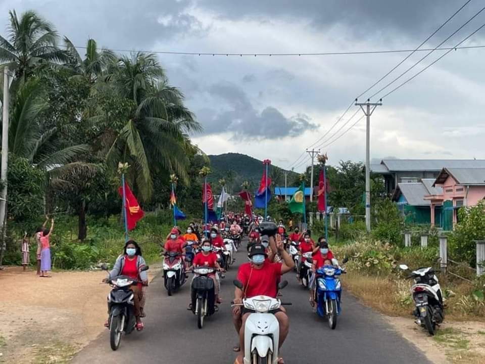 ActivistLittle's tweet photo. An anti-coup revolutionary protest in a village from Tanintharyi region.

#2023Sep24Coup #WhatsHappeningInMyanmar https://t.co/uHvb3tA91u