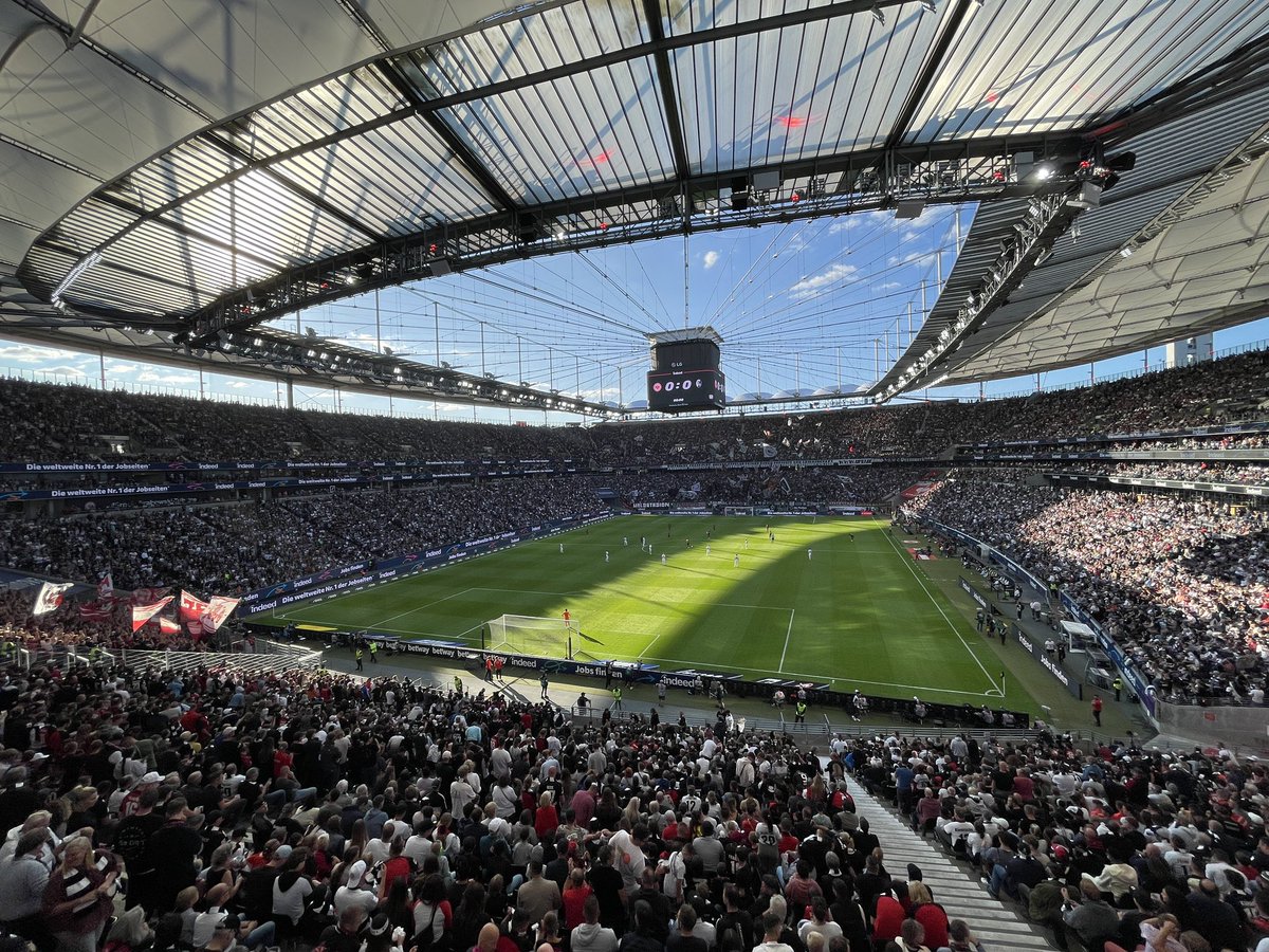 Nach dem Spiel kann ich auch auf Gebärdensprache mitsingen. Guter Platz heute! Jetzt noch ein gutes Spiel bitte!

#SGESCF
