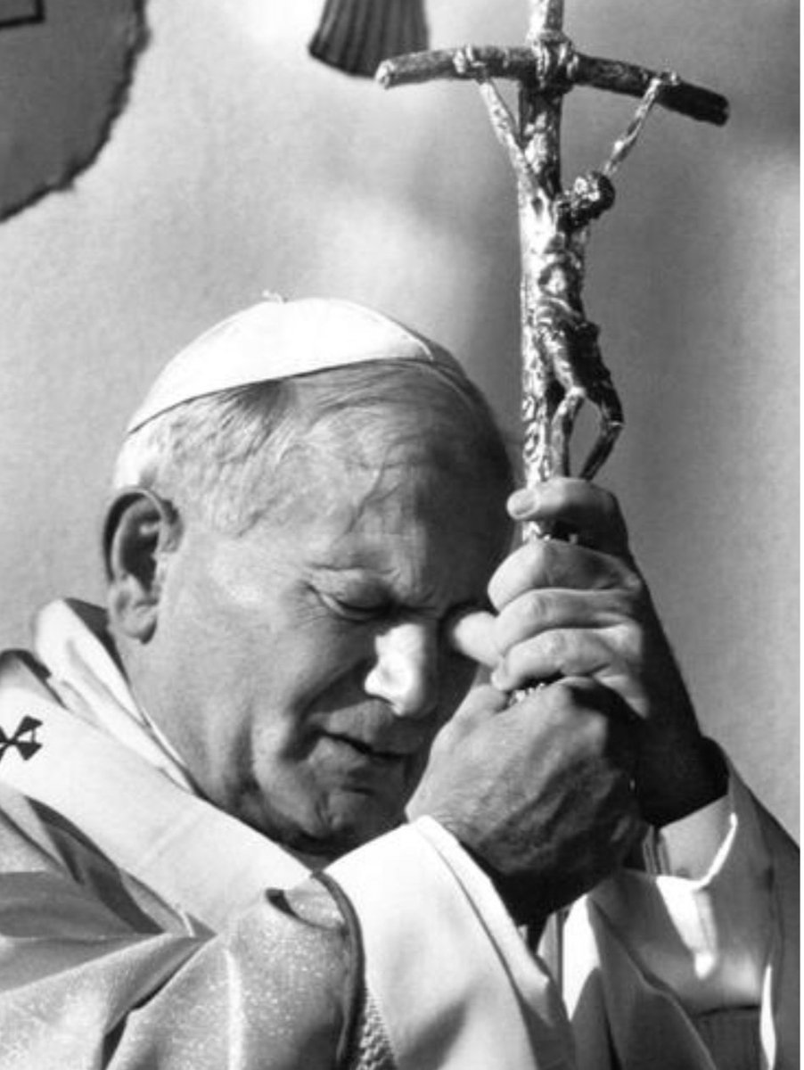 "Donde surge la Cruz, se ve la señal de que ha llegado la Buena Noticia de la salvación del hombre mediante el amor. Donde se levanta la cruz, está la señal de que se ha iniciado la evangelización".
☩ San Juan Pablo II 🇻🇦.