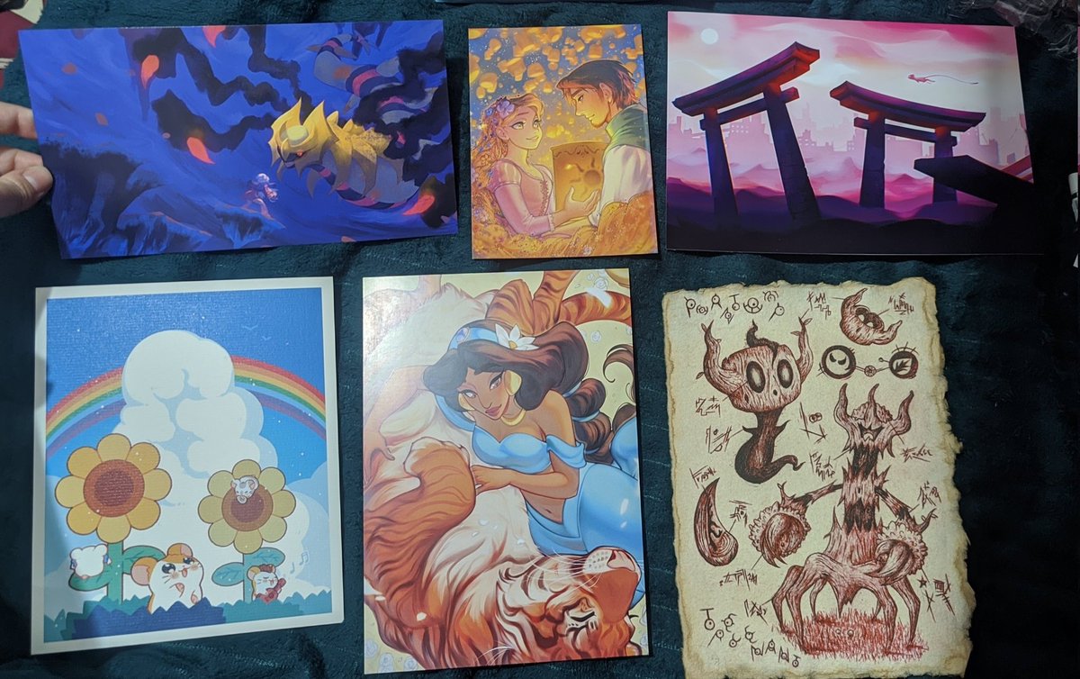 Sigo!
Pasada de Giratina de <a href="/_searyuu/">Marina Arco 🐉</a>, Mew de <a href="/vaporcells/">ᴠᴀᴘᴏʀᴄᴇʟʟs</a> que amoadoro todo lo que tiene, Hamtaro de <a href="/AzulDurmiente/">AZUL ☁️ ⌯´ ˘ `⌯꒱ ✦ °₊ • ⛅️</a> que por fin consigo, Yasmin preciosisima y Rapunzel con Flynn de @oori_art, y Phantump en papel reciclado hecho a mano de @/creepyandpretty!! 
+ abajo