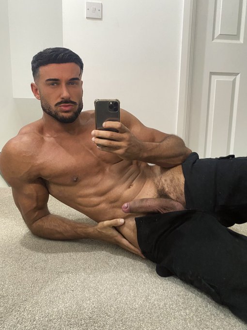 Retweet if you could deep throat me😈 https://t.co/A3fQJImeIz