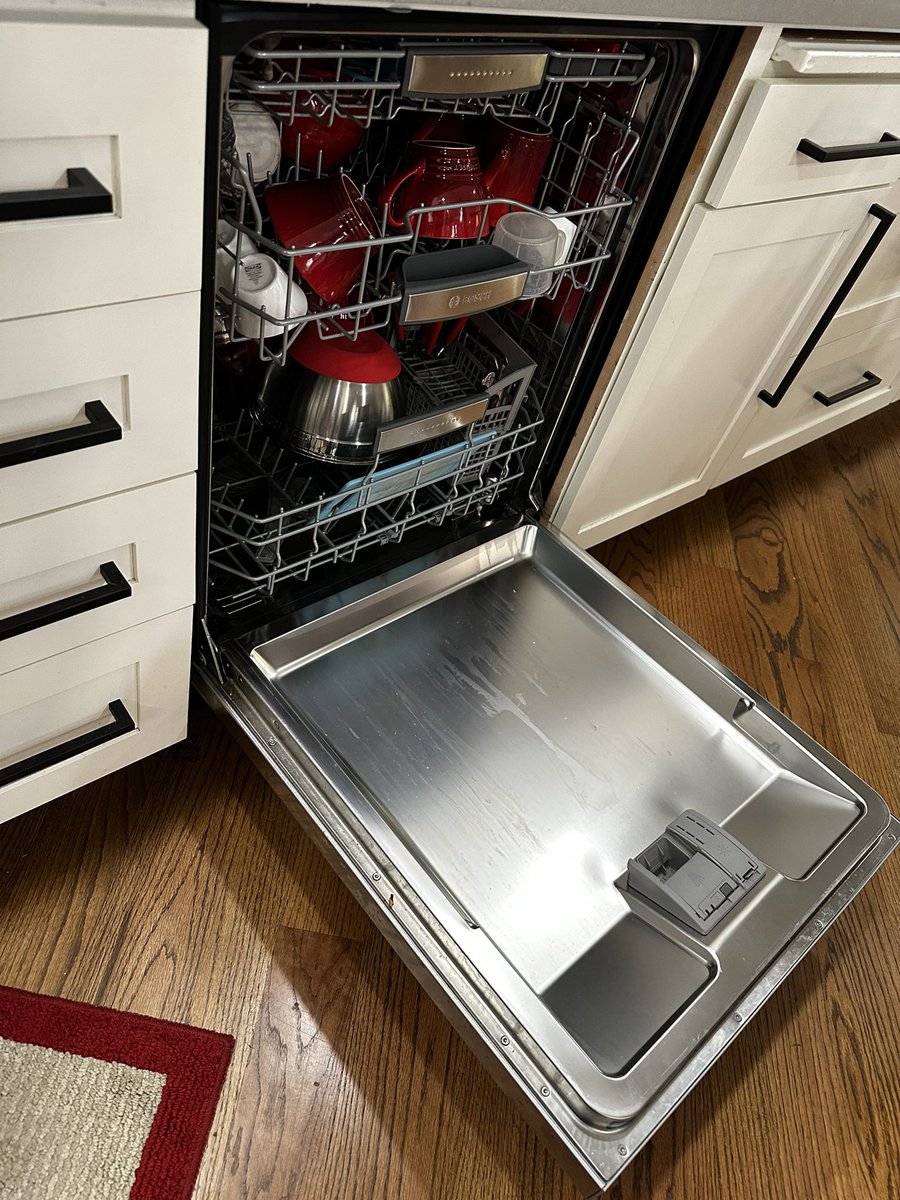someothersucker's tweet photo. @ChrisUnits Only once a day here but the dishwasher and drawer front/handle similarities had me wondering when I took the picture for a moment https://t.co/A1S1rHpY6J