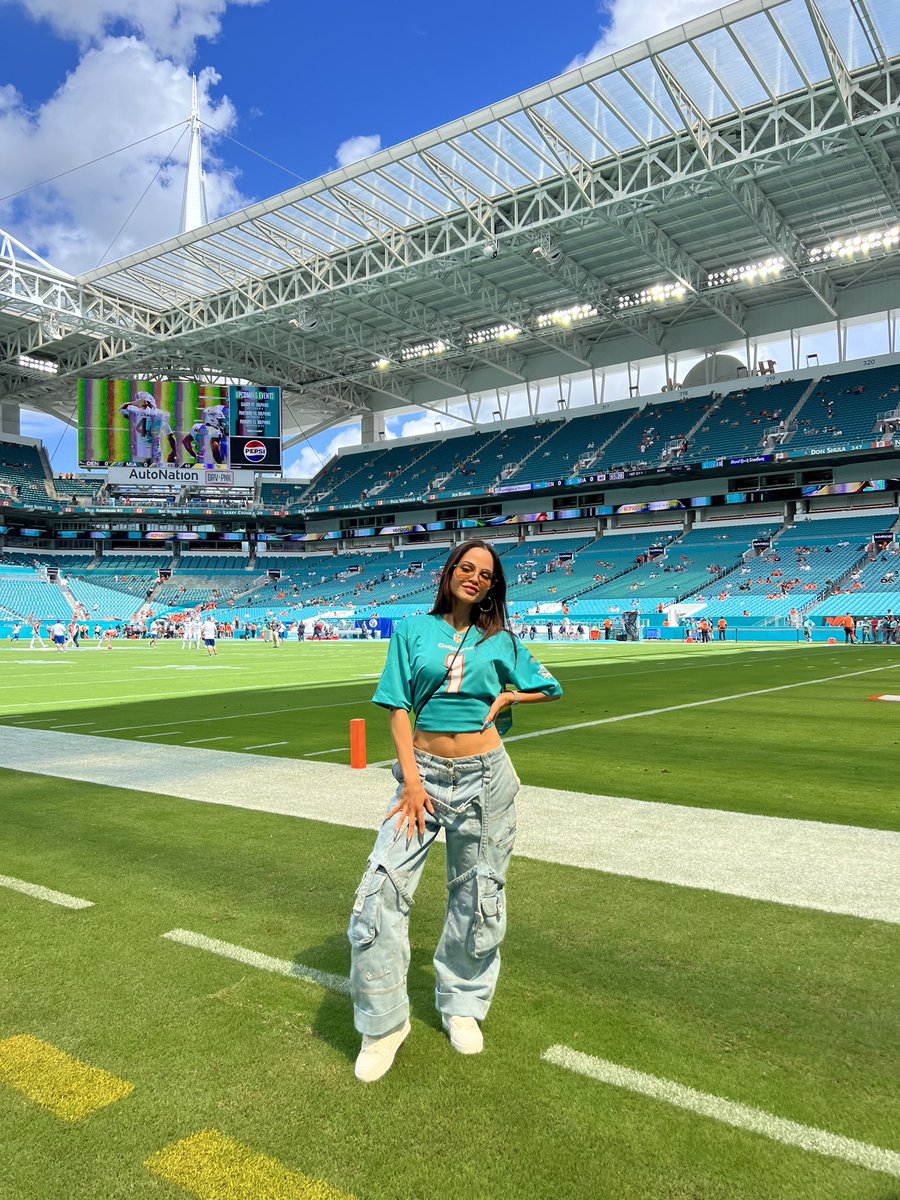 NattiNatasha's tweet photo. Que no pare 🏈🔥🖤 @MiamiDolphins https://t.co/O4wTmM4JXJ