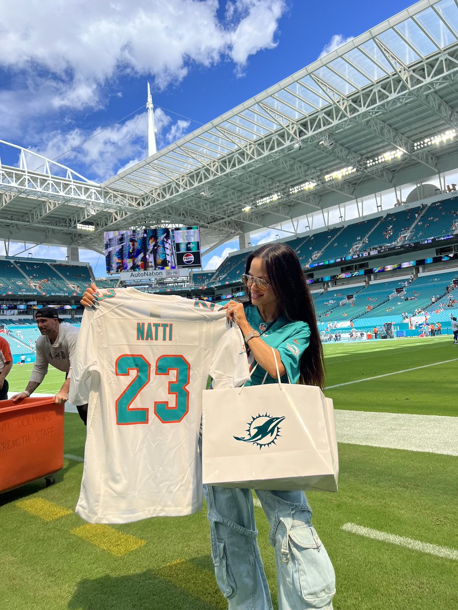 NattiNatasha's tweet photo. Que no pare 🏈🔥🖤 @MiamiDolphins https://t.co/O4wTmM4JXJ