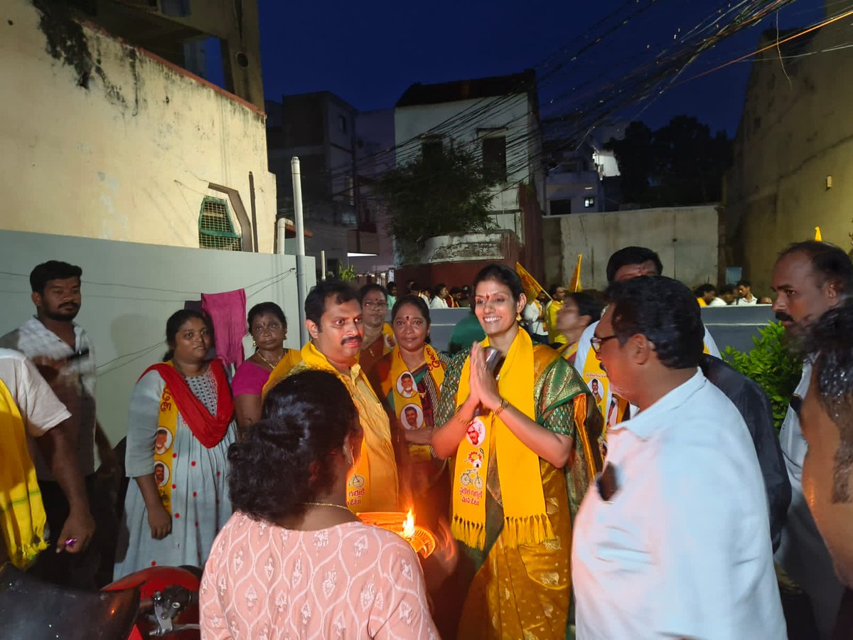 Divya_Yanmala's tweet photo. ఈరోజు తుని నియోజకవర్గం తుని పట్టణం లో 18 వ వార్డులో మీ ఇంటికి మీ దివ్య కార్యక్రమం లో పాల్గొన్న తుని నియోజకవర్గం టీడీపీ ఇంచార్జ్ యనమల దివ్య గారు సీనియర్ నాయకులు యనమల కృష్ణుడు గారుయనమల శివరామకృష్ణన్  గారు నాయకులు కార్యకర్తలు పాల్గొన్నారు 
#StopIllegalArrestOfCBN 
#andrapradesh https://t.co/VLoU3kCaUe