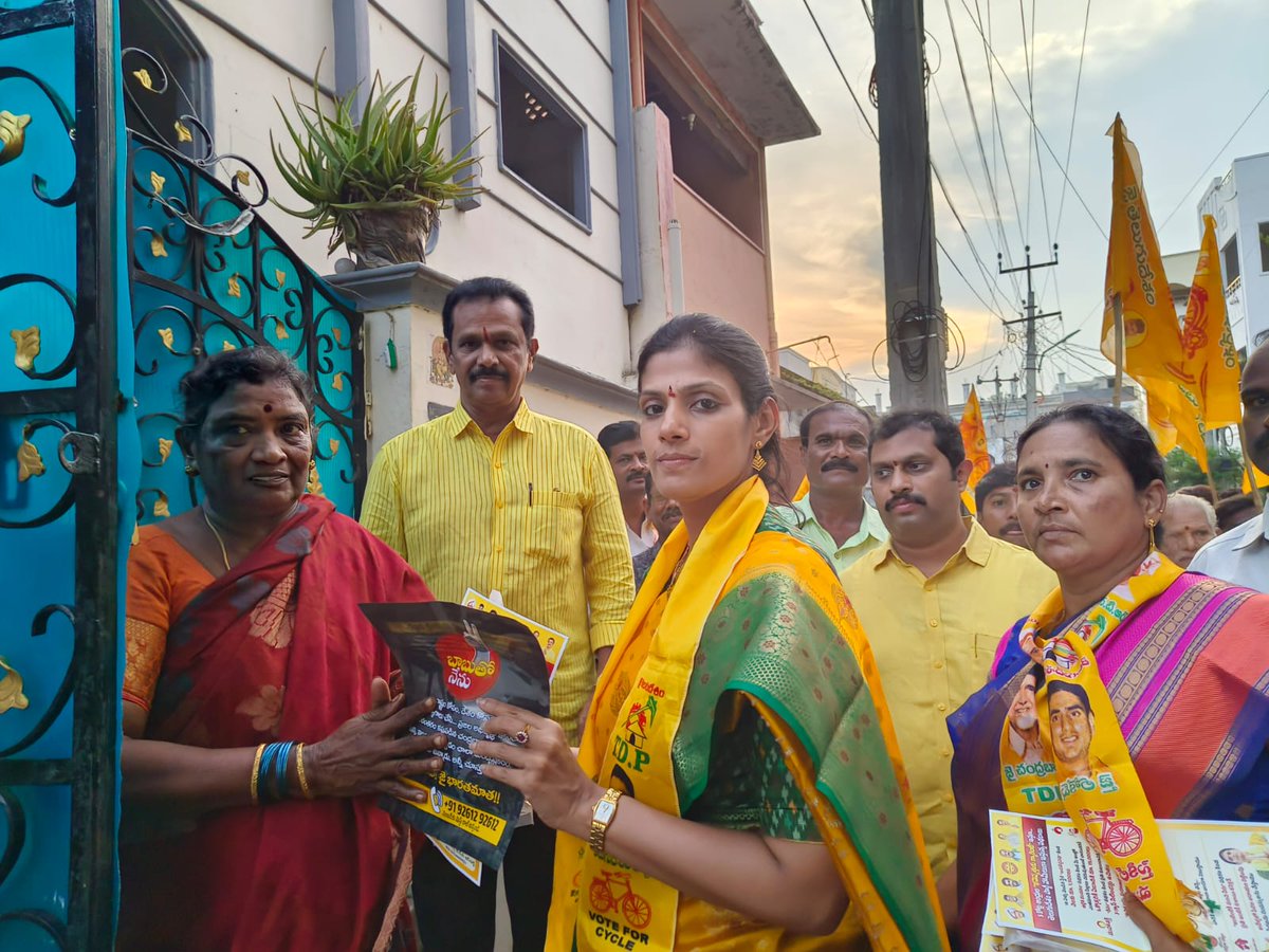 Divya_Yanmala's tweet photo. ఈరోజు తుని నియోజకవర్గం తుని పట్టణం లో 18 వ వార్డులో మీ ఇంటికి మీ దివ్య కార్యక్రమం లో పాల్గొన్న తుని నియోజకవర్గం టీడీపీ ఇంచార్జ్ యనమల దివ్య గారు సీనియర్ నాయకులు యనమల కృష్ణుడు గారుయనమల శివరామకృష్ణన్  గారు నాయకులు కార్యకర్తలు పాల్గొన్నారు 
#StopIllegalArrestOfCBN 
#andrapradesh https://t.co/VLoU3kCaUe