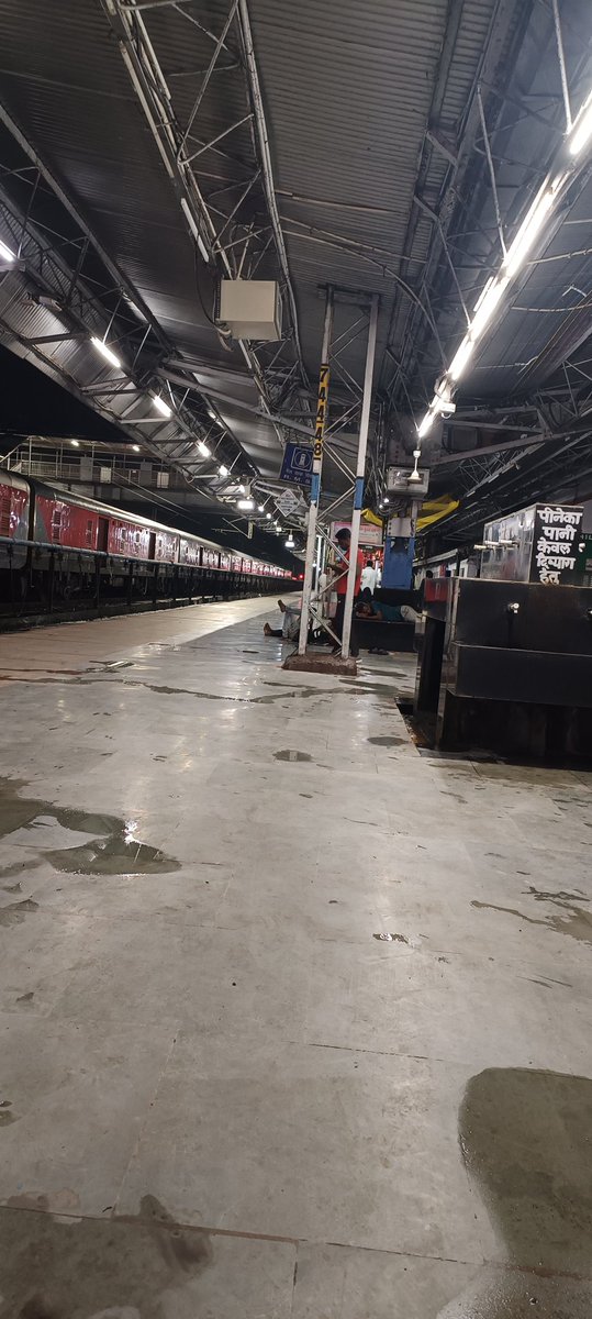 चित्र इटारसी जंक्शन प्लेटफार्म no.1 की है प्लेटफार्म पर बैठने की व्यवस्थाओं का अभाव है यहां हर घंटे करीब 500यात्री ट्रेन से उतरते चढ़ते है बैठने के अभाव कारण यात्रियों को जमीन पर बैठना पढ़ता है महोदयजी से निवेदन है कुछ प्रबंध करे जी धन्यवाद <a href="/RailMinIndia/">Ministry of Railways</a> <a href="/NWRailways/">North Western Railway</a> <a href="/RailwaySeva/">RailwaySeva</a>