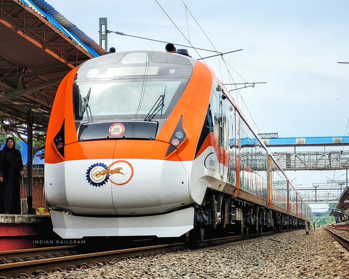 🧡 Saffron Vande Bharat Express 🤩
Kerala's Second Vande Bharat Express at Kasaragod on its Inauguration day. #VandeBharatExpress #orangegreyvibe #saffronvandebharatexpress <a href="/AshwiniVaishnaw/">Ashwini Vaishnaw</a> <a href="/DRMPalghat/">Palakkad Division</a> <a href="/GMSRailway/">Southern Railway</a> <a href="/RailMinIndia/">Ministry of Railways</a> <a href="/TVC138/">TVC Division</a>