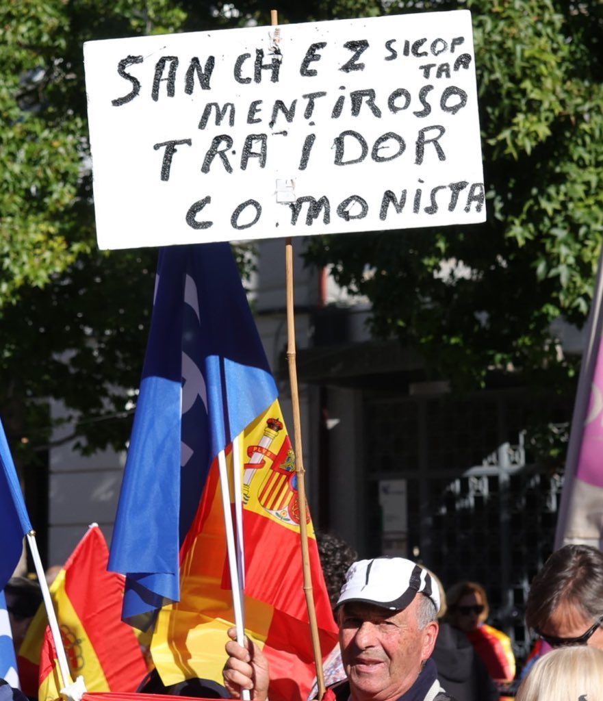 me pasaba lo mismo en las cartulinas del cole 

lo del espacio, lo de sicopta comonista no