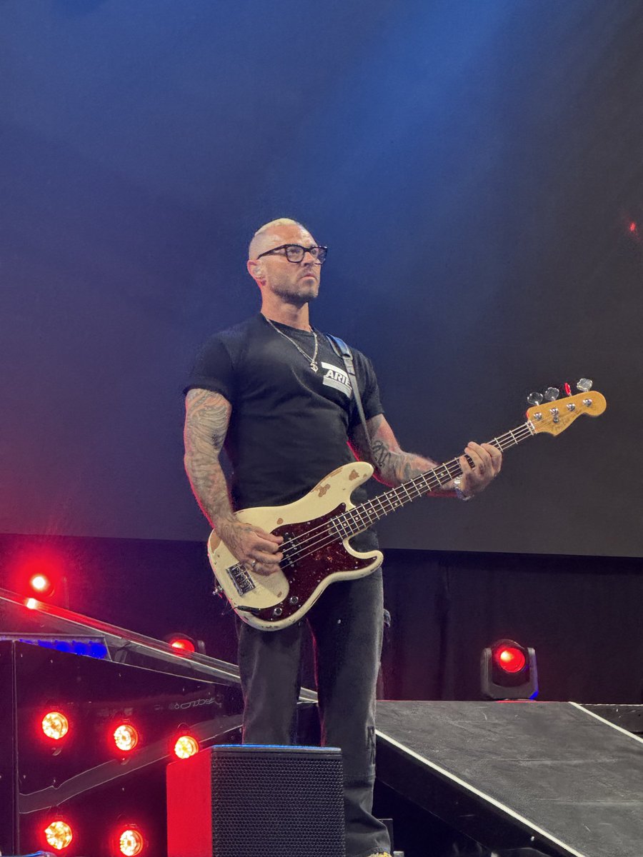 keiko315's tweet photo. ⁦@PinkPrincessMum⁩ &amp; me were lucky enough to be at the @Busted soundcheck this afternoon, ahead of tonight’s gig at the ⁦@AOArena⁩.
Looking forward to the show!
#Busted20 #BustedTour https://t.co/kVqlEWu7PH