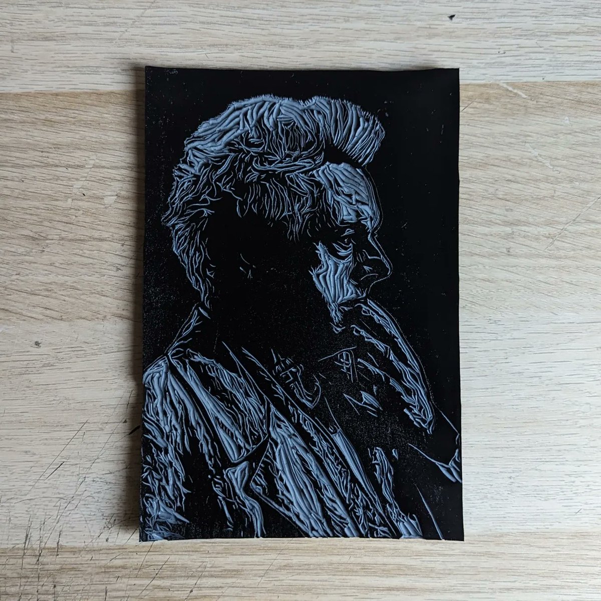 BakerStPrints's tweet photo. Today I made my peace with Aziraphale. Turns out I just needed to spend 3 hours carving his little face into a block of lino. We all make mistakes - I made approximately 537 while working on this - but in the end everything will be fine. #GoodOmensFanArt #linoprints https://t.co/oDHSzjVs3j