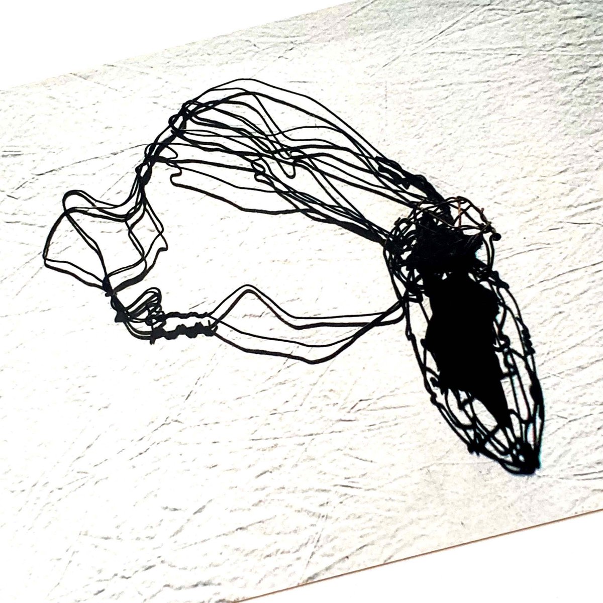 QHStudio_es's tweet photo. «Musitabilidad» | Alambre recocido, materia orgánica, hueso de melocotón, tela y grafito sobre tela | Medidas variables | Instalación | Escanilla, David: «Catalogo monográfico. Musitabilidad». Ed. Junta CyL y Fundación Caja Duero. 2001_

#catalogo #catalog #edicion #editorial https://t.co/NH5qs8Tx3O