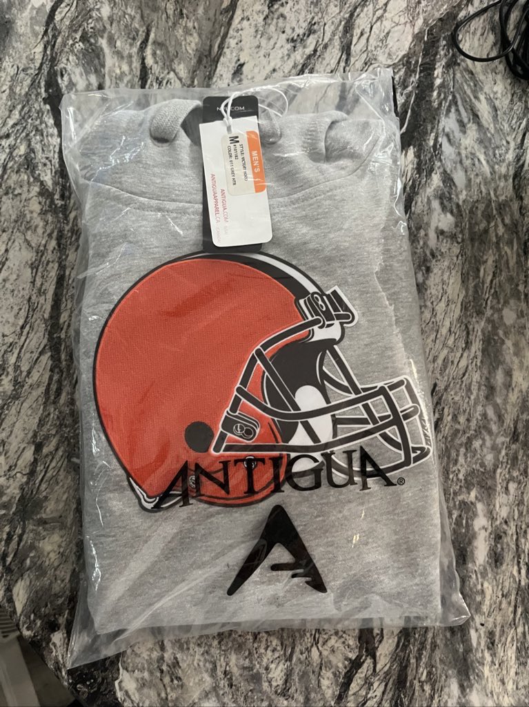 GAMEDAY GIVEAWAY!!!! RETWEET and MUST be Following ME for a Chance to WIN this Stitched Browns hoodie!!! Winner announced tomorrow!!! HERE  WE GO BROWNIES!!!!!