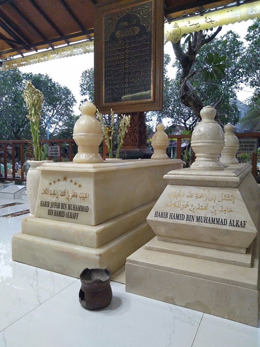 makhie___'s tweet photo. Makam Waliyullah Alhabib Ja'far bin Muhammad bin Hamid Alkaff, Kudus. https://t.co/PunV7VDB9V