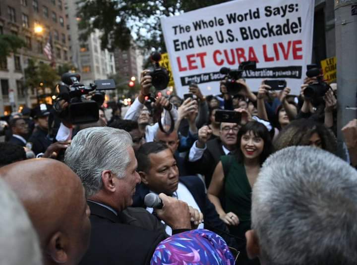 Imposible no sentir orgulloso de nuestros presidente. Sólo este verdadero alumnos de #Fidel es capaz de caminar las calles de New York demostrando el Valor de los amigos, el Coraje y Dignidad de #Cuba 
#DiazCanelEnONU 
#NoAlBloqueo
<a href="/CapoNapoles/">Yanaisi Capó Nápoles</a> 
<a href="/MilanesJerez/">Wilver Jerez Milanés</a> 
<a href="/DrRobertoMOjeda/">Dr. Roberto Morales Ojeda</a>