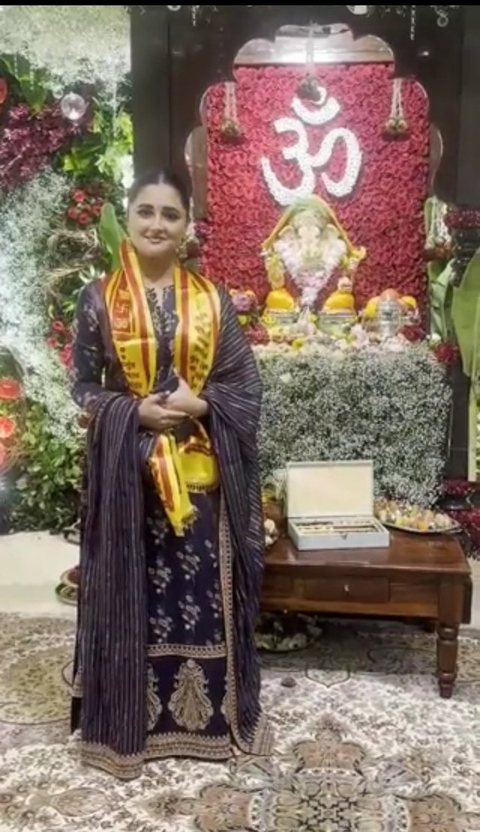 #RashmiDesai arrives at Honourable Chief Minister #EknathShinde’s residence for Ganpati celebration!🙏🏻