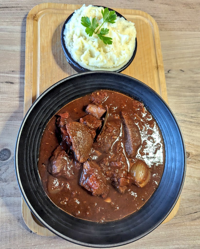 jayclark0106's tweet photo. Result 😋👊 #Stifado #Cyprus inspired with #Mash celeriac and potato.... was lovely fairplay, had to add some beef stock and a beef stock pot and double the red wine 🍷 #Meat was spot on #Beef #Chuck https://t.co/PO2Ai2BgU6