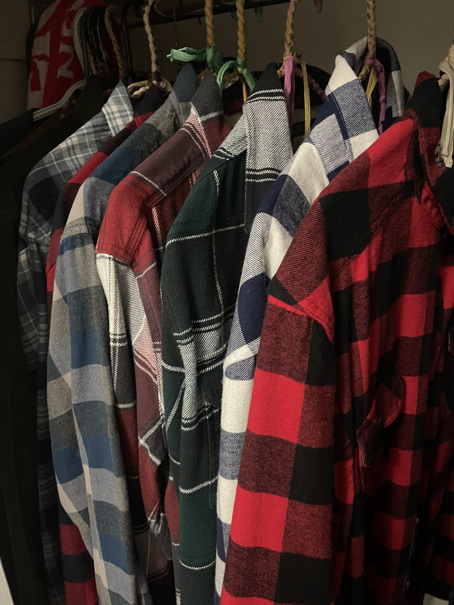 AussieBigDaz's tweet photo. It’s Autumn &amp; I’ve finally decided to embrace what it is to live in Canada. I have a wardrobe of various coloured flannel shirts one for every occasion eh! However I’m still wearing my RM Williams &amp; Blundstone boots😎. #AussieInCanada https://t.co/no6n47ACpi