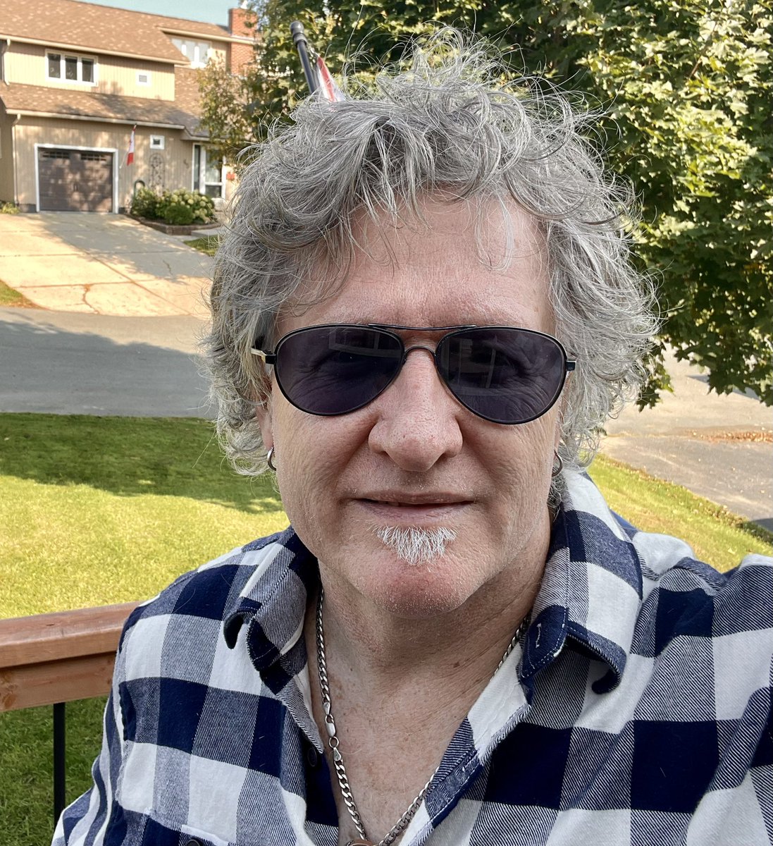 AussieBigDaz's tweet photo. It’s Autumn &amp; I’ve finally decided to embrace what it is to live in Canada. I have a wardrobe of various coloured flannel shirts one for every occasion eh! However I’m still wearing my RM Williams &amp; Blundstone boots😎. #AussieInCanada https://t.co/no6n47ACpi