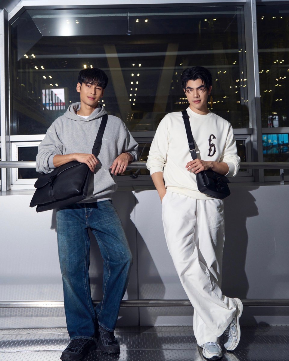 beoncloud_th's tweet photo. มาแล้ว ! Airport Look ของ  มาย-ภาคภูมิ @milephakphum และ อาโป-ณัฐวิญญ์ @Nnattawin1 Dior House Ambassador พร้อมเดินทางไปร่วมงาน Dior Women's Spring-Summer 24 Show ที่ปารีส ประเทศฝรั่งเศส 🇫🇷

@Dior #DiorSS24 
#MileApoFlyToDiorSS24 https://t.co/pqVvrCkPfn