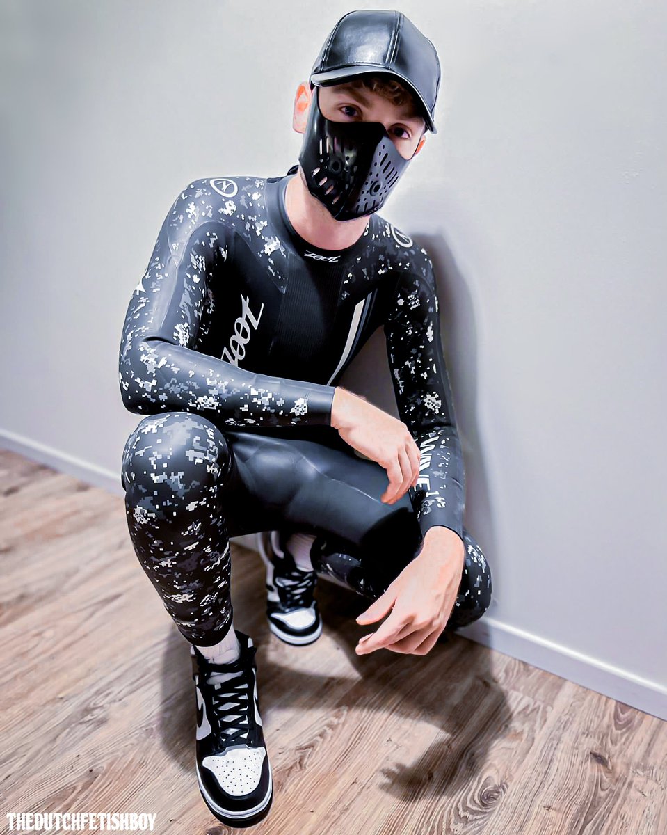 Hey sub... why aren't you on your knees... instead of me? 

Ps. Bought this new wetsuit!😍
Very happy with it
.
.
#gay #gayfetish #fetish #gayleather #gayrubber  #gaylatex #leatherfetish #gaytwink #twinkboy #gayunderwear #bdsm #gaydutch #master #domination #wetsuit #wetsuits