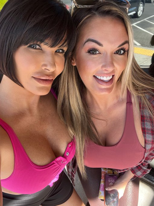 Look who I ran into&hellip;. THIS HOTTIE @thebrookpage 🩷🩷 https://t.co/aqLHHaIV0G<a class="tags" target="_blank" title="On Twitter" href="/?out=eyJ0eXAiOiJKV1QiLCJhbGciOiJIUzUxMiJ9.eyJpYXQiOjE3MjA3NzgxNjcsImlzcyI6InR3cG9ybnN0YXJzLmNvbSIsIm5iZiI6MTcyMDc3ODE2NywiZXhwIjoxNzUyMzE0MTY3LCJyZWRpcmVjdF91cmwiOiJodHRwczovL3R3aXR0ZXIuY29tL3RoZWJyb29rcGFnZSJ9.fG-rBLIJczFb5K76ed66qdslNXJZcoURr6aoSDFuVMjguJ4rEOzHx4rVd02NngGKGjWKOEEsOdb1MyZkYwZaHA">@thebrookpage</a><a href="/tag/family"class="tags"><span>#family</span></a><a href="/tag/goodtimes"class="tags"><span>#goodtimes</span></a><a href="/tag/weddingcrashers"class="tags"><span>#weddingcrashers</span></a><a href="/tag/lotsofla"class="tags"><span>#lotsofla</span></a>