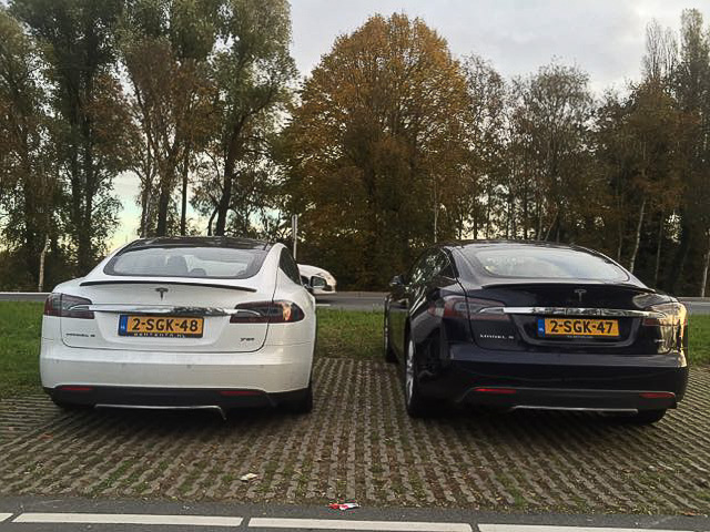 EgbertDijkstra's tweet photo. Ik denk dat geen mens geloofd dat ik deze witte auto puur toevallig zag staan... ben er (toen) maar even naast gaan staan voor de foto. Dacht in eerste instantie dat mijn kenteken gekopieerd was 😀 https://t.co/YSIqYn2tnl