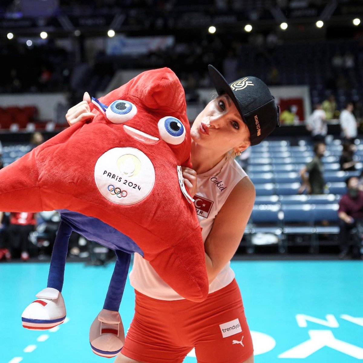 GizemORGE's tweet photo. Uzun ama rüya gibi bir yaz...  VNL şampiyonluğu, dünya birinciliği, Avrupa Şampiyonluğu, Paris 2024 bileti ve Dünya Kupası Şampiyonluğu. Gururla hatırlayacağım bir yaz oldu, bizi her zaman destekleyen milletimize binlerce kez teşekkür. Olimpiyatlarda Paris'te görüşmek üzere!🇹🇷👋 https://t.co/zCWgwovjWc
