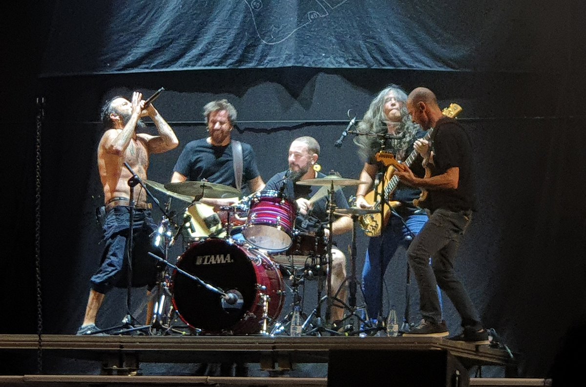 elchayi's tweet photo. 🛸 De qué planeta viniste, @losmareaoficial. Crónica de lo de anoche en Granada, escoltados como siempre por @losbocanada. @DromedarioRock 
👉  https://t.co/SihCWIAOCO https://t.co/UBed9B9GvX