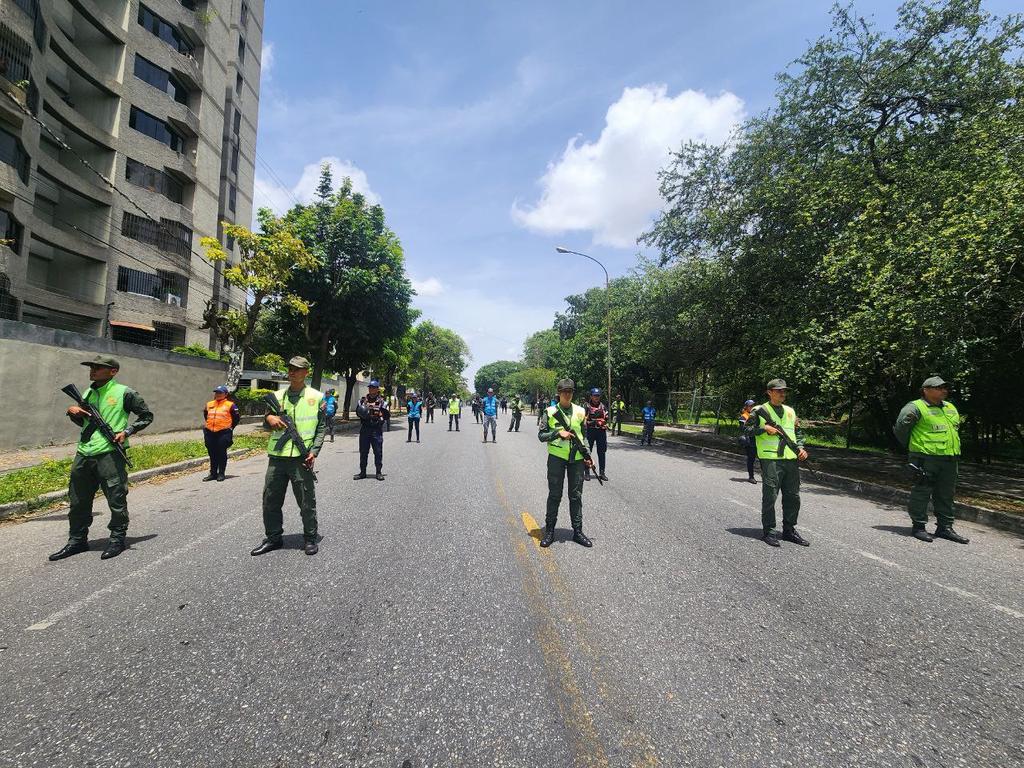 #23Sep Maxima Seguridad en todo el territorio en perfecta unión Cívico Militar-Policial Garantízando la Paz 
#GarantíaDePaz
.@CAnzoategui52