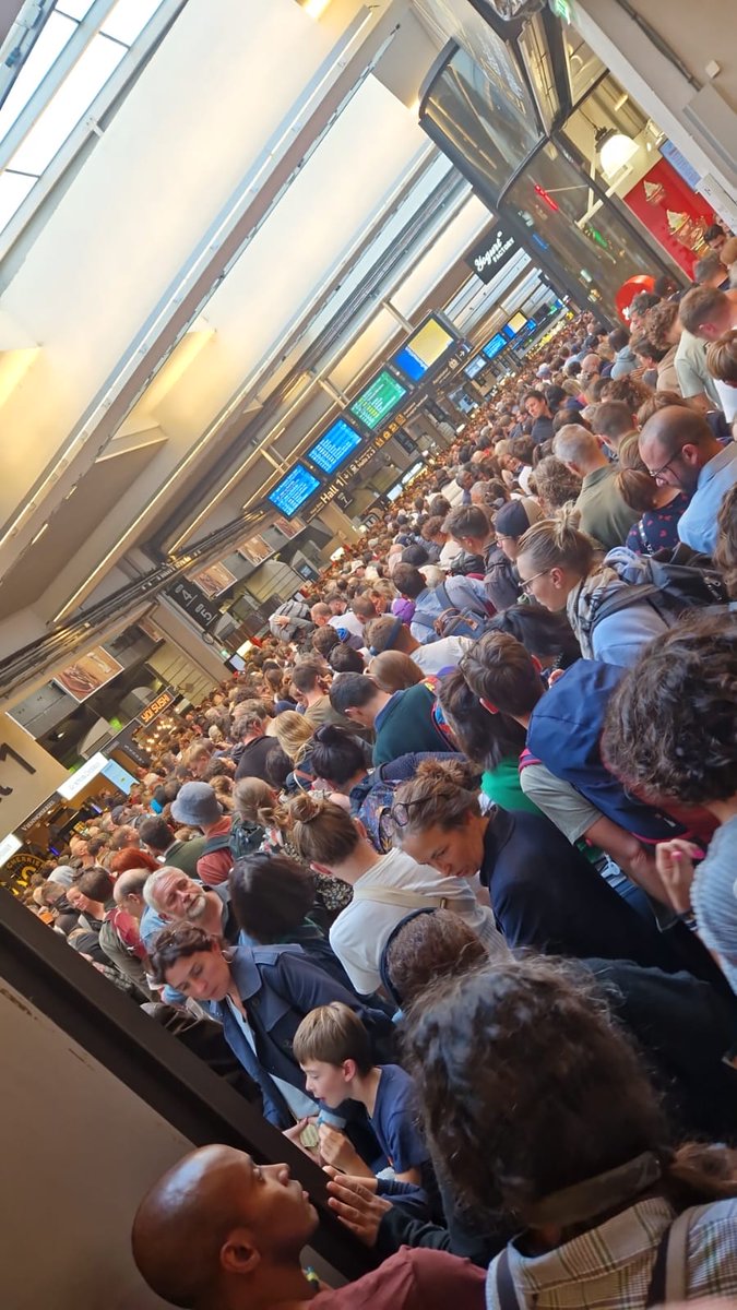 Que fait la SNCF pour organiser tout ça ? 🤔 sécurité 0, ici c'est panique à bord #sncf #montparnasse #garemontparnasse