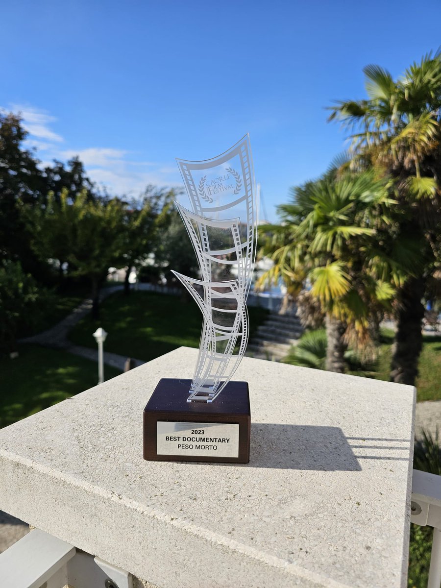Errorigiudiziar's tweet photo. 🥇Vittoria!🎬 Al Caorle Independent Film Festival 2023 "Peso morto" (il docufilm su uno degli #errorigiudiziari più clamorosi di sempre) è stato il miglior documentario. Complimenti al regista @fdg82, a noi che lo abbiamo scritto e a tutti coloro che lo hanno reso possibile. https://t.co/FKM6lzYL4E