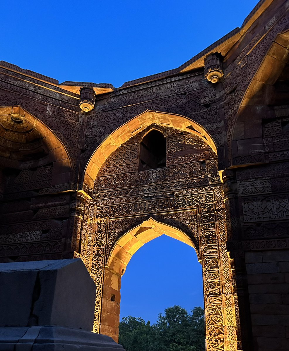 nayanamitter's tweet photo. Heritage walk at the Qutab Minar. Absolutely mesmerising.
#QutubMinar #Delhi #photograghy #sundayvibes https://t.co/PsyPWl3mbP