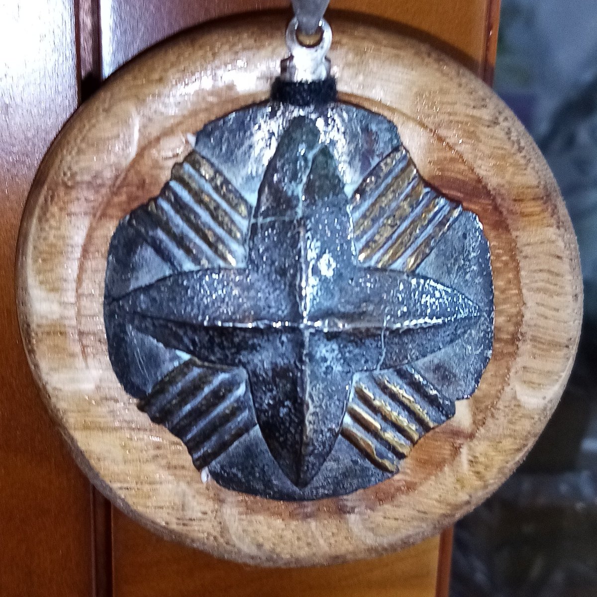 jamesba97086245's tweet photo. @vivstan211240 I've been wandering about the battlefield since age 5, that would be in 1954, practically sat on top of The Bruce Pendant, then along came a metal detector in 2008, I didn't find it, I was given it... Recently at @BannockburnNTS I wore it and and explained. https://t.co/h6qlc2BYDA