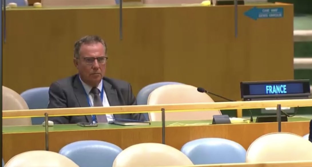 ASynaba's tweet photo. @FranceauMali Lui il pensait avoir tout entendu avec l’intervention du Burkina. À l’intervention de Abdoulaye Diop, il était à deux doigts d’exploser le Miskine 😂😂😂 https://t.co/tT3QVOekrO
