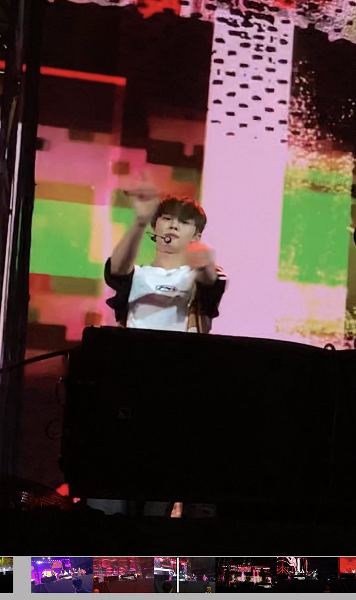 TAERAERlST's tweet photo. the quality is ass bec t wt but I SWEAR HE WAS LOOKING?? https://t.co/r82xtI2lDN