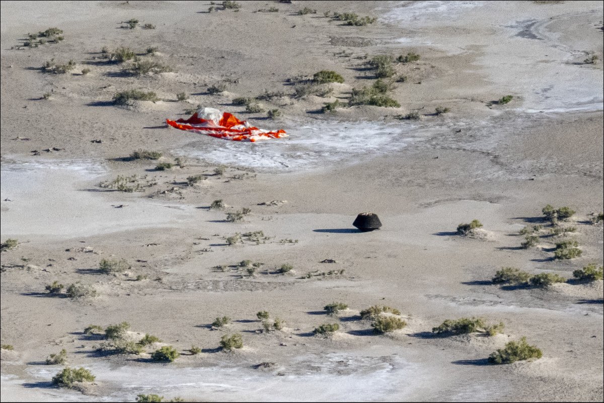 nasahqphoto's tweet image. Check out the first images from the landing of the #OSIRISREx sample return capsule containing rock and dust from asteroid Bennu at the @DeptofDefense&apos;s Utah Test and Training Range. More 📷 ➡️ flic.kr/s/aHBqjAVWDj