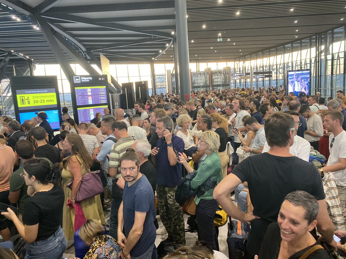 GollFabrice's tweet photo. Trafic aérien suspendu ce dimanche soir à l’aéroport de Lyon St Exupéry. Zone d’embarquement évacuée depuis 18h suite à une alerte incendie selon les annonces. Aucune infos sur le maintien ou pas des vols au départ dans la soirée. Plusieurs centaines de voyageurs bloqués. https://t.co/PE9STmKRFG