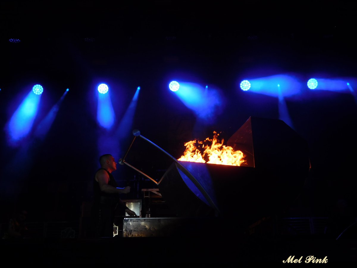 Konzertgeherin's tweet photo. ....Fortsetzung

23. September 2023

Völkerball - A tribute to Rammstein beim Indian Summer in Elspe

#Völkerball
#AtributetoRammstein
#Rammstein
#IndianSummer
#Elspe

1/8 https://t.co/CD3dBGbLKn