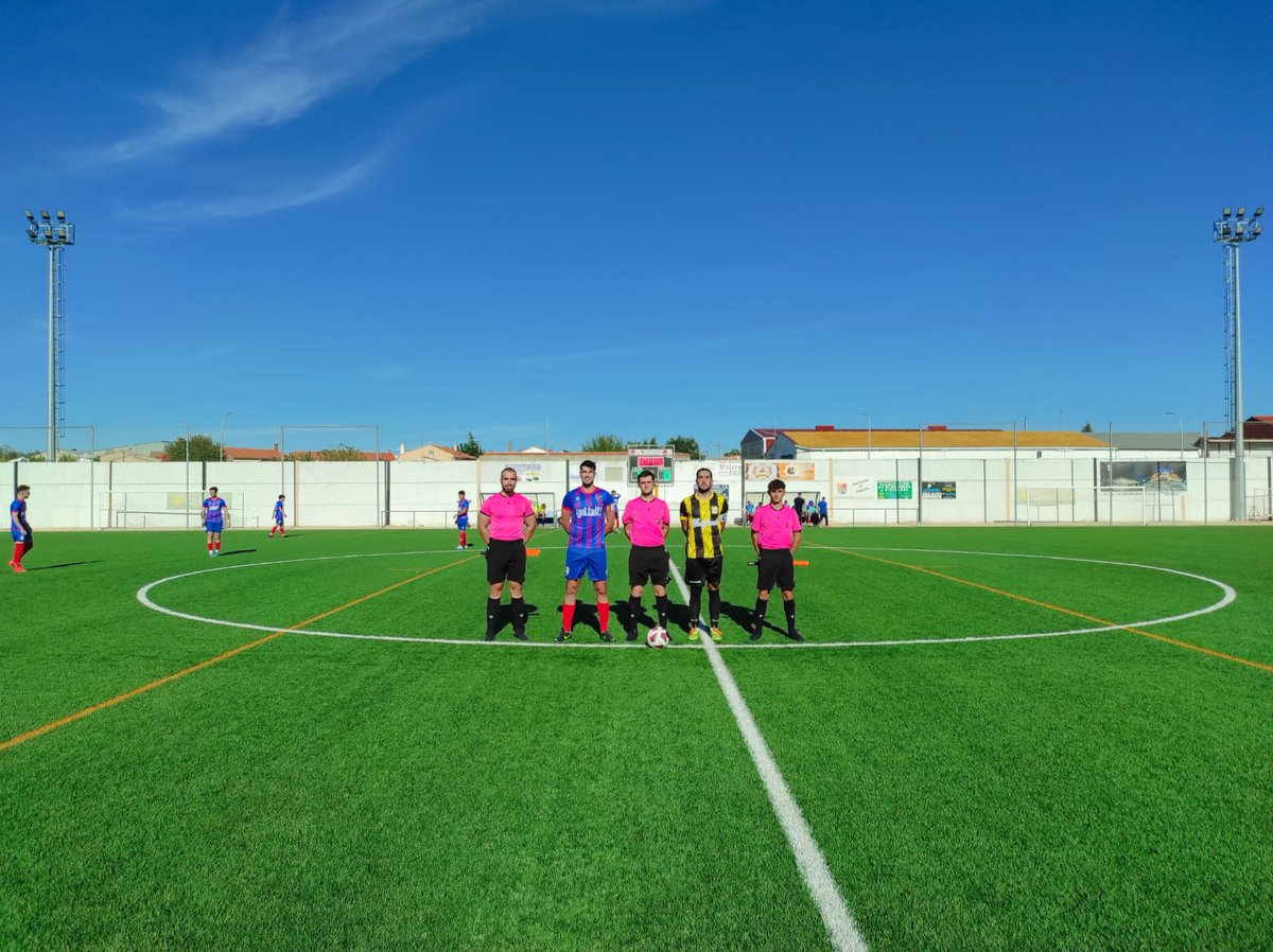 manchegoprov's tweet photo. Se acabó con victoria por 3-0.
Kampi⚽
Javi Jerez ⚽
Nete⚽
Gran partido de los chicos para seguir con la buena línea de inicio de temporada. 
A seguir señores!! 
AÚPA MANCHEGO!! 
💛🖤 https://t.co/I6qgxndiHq