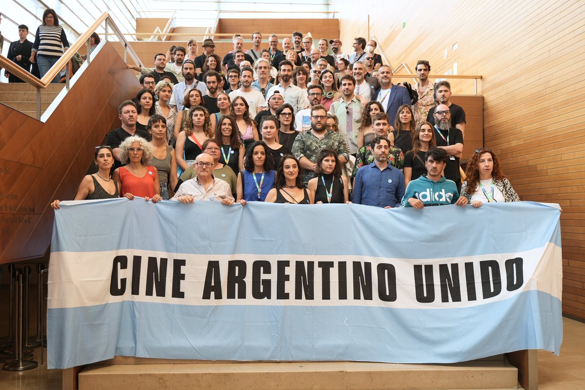 🇦🇷🤝Hoy, los representantes de las 25 películas y proyectos argentinos presentes en el Festival,  a los cuales se ha sumado la dirección del <a href="/sansebastianfes/">Donostia Zinemaldia - Festival de San Sebastián</a>, se han unido en el Kursaal para mostrar su apoyo al cine argentino, al <a href="/INCAA_Argentina/">INCAA</a> y al resto de instituciones