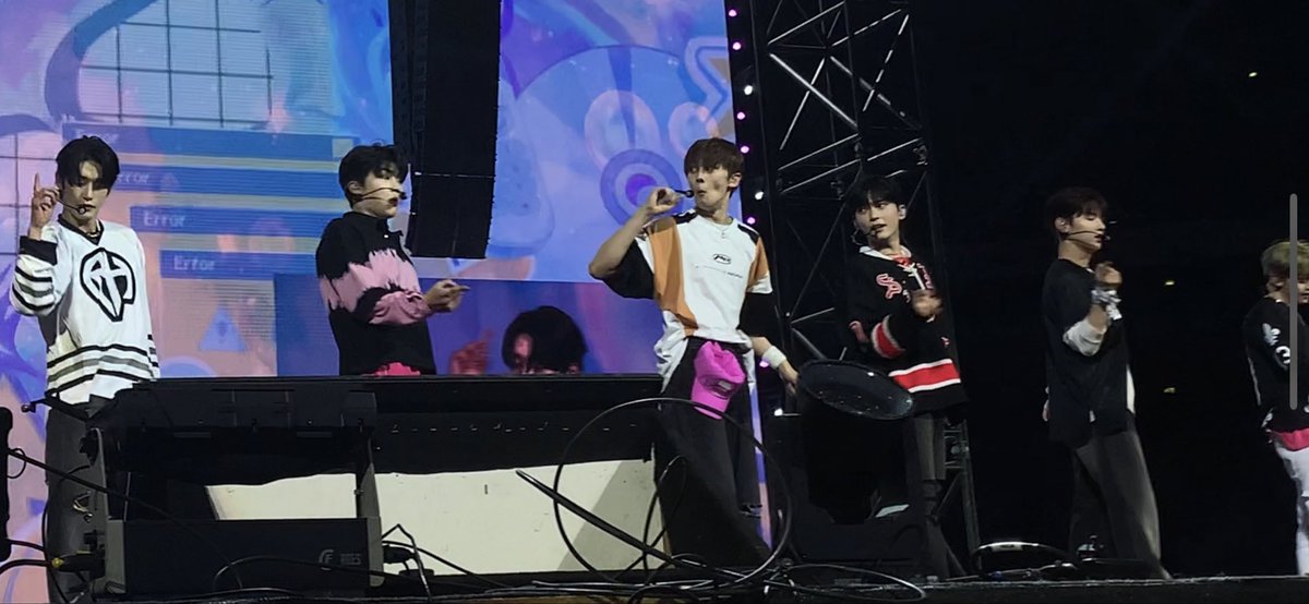 TAERAERlST's tweet photo. the entire sequence of gyuvin dropping, trying to catch and accidentally throwing his bracelet to jiwoong’s chest during say my name is the funniest thing to happen during kpopnation imo https://t.co/2hzbOEXqZ2