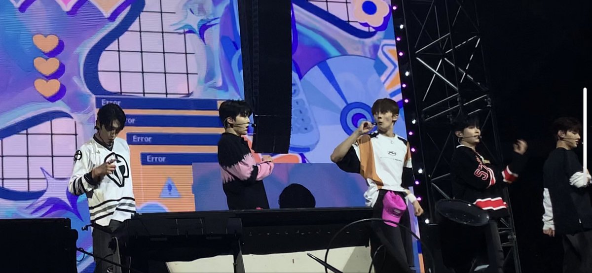 TAERAERlST's tweet photo. the entire sequence of gyuvin dropping, trying to catch and accidentally throwing his bracelet to jiwoong’s chest during say my name is the funniest thing to happen during kpopnation imo https://t.co/2hzbOEXqZ2