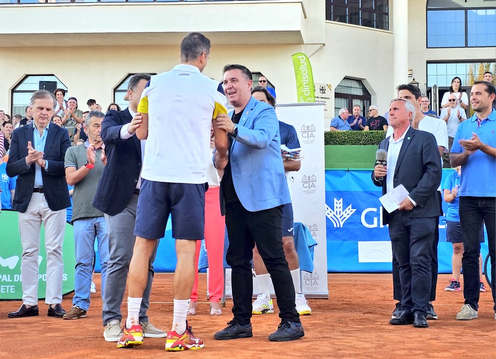 dipualba's tweet photo. #Juego, #set y #partido‼️🎾 @GuillermoGLopez, primer #LeyendaDelTenis de 🆎️‼️
#Emociones al máximo en el CT. Esta mañana 👉🏼final del Trofeo de #TenisEnSillaDeRuedas👨🦽🎾 y, esta tarde, de la I #CopaLeyendas, con @santicenizate entregando el Trofeo.
🌐 https://t.co/kZuqY44bDL https://t.co/gywaGiQYt0